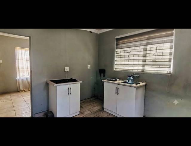 4 BEDROOM HOUSE FOR SALE IN SEBOKENG ZONE 11